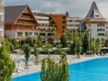 Nowoczesny hotel Gołębiewski w Karpaczu, z basenem i leżakami, zachęca do wypoczynku.