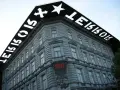 Budapeszteńskie muzeum terroru. Na dachu budynku widnieje napis "TERROR" odwrócony.