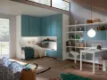 Camerette immagini: letto singolo, armadio azzurro, scrivania, libreria e pouf in un ambiente luminoso e moderno.