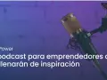 Micrófono de estudio y auriculares, listos para grabar un podcast emprendimiento que inspira.
