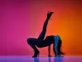 Tancerka w czarnym body i szpilkach wykonuje akrobatyczną figurę na tle gradientu różu i pomarańczy. High heels co to? To buty, które dodają pewności siebie.
