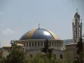 Imponująca kopuła i wieża kościelna w Albanii, symbolizujące bogactwo religii w tym kraju.