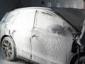 En person använder en högtryckstvätt för att skumma en bil. Detta är den bästa högtryckstvätten för proffs som vill ha en skinande ren bil.