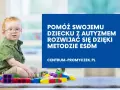Mały chłopiec z autyzmem w okularach bawi się klockami. Pomóż swojemu dziecku rozwijać się dzięki metodzie ESDM.