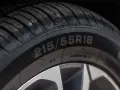 Zbliżenie na oponę z oznaczeniem 215/55R18. Widoczne oznaczenie M+S potwierdza, że jest to oznaczenie opon wielosezonowych, gotowych na każdą pogodę.