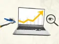 Rysunek przedstawia laptop z wykresem wzrostu, rękę piszącą długopisem i lupę z okiem. To symbol analizy danych i śledzenia postępów, jak w przypadku rafako kurs.
