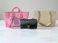 Tre borse iconiche del marchio Chanel: una rosa con scritta "Chanel Paris", una nera trapuntata e una beige trapuntata.