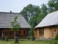 Drewniane chaty i ich urokliwe dachy to główne zubrzyca górna atrakcje. Warto odwiedzić to miejsce, by poczuć klimat dawnej wsi.