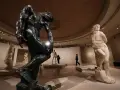 Musée d'art présentant des sculptures de sculpteurs célèbres, dont une grande statue en bronze et une statue en marbre.