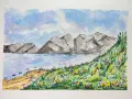 Aquarelle d'une côte rocheuse, d'une mer calme et de montagnes grises sous un ciel bleu nuageux. La colline est couverte de fleurs sauvages colorées, parmi les plus belles aquarelles de paysages.