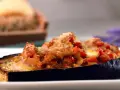 Berenjenas rellenas de atún, gratinadas con queso y trocitos de tomate. Un plato delicioso y fácil de preparar.