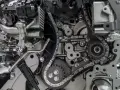 Dettaglio di un motore con ingranaggi e catena di distribuzione. La catena di distribuzione non si cambia, è un elemento cruciale per il funzionamento del motore.