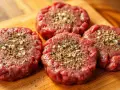Jak doprawić burgera wołowego? Przepisy i sekrety mistrzów.