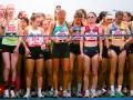 Des coureuses prêtes à en découdre, leurs dossards affichant des numéros comme 2045, 2014, 2012. Un aperçu du programme entrainement semi marathon.