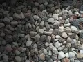 Mnóstwo kamieni o różnej wielkości i kolorze. Idealne do ogrodu, jeśli zastanawiasz się, gdzie kupić żwir.