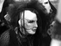Ein Mitglied einer Gothic Rock Band mit auffälligem Make-up und Frisur.
