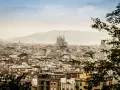 Widok na Barcelonę z Sagradą Familią w tle. Zastanawiasz się, ile się leci do Barcelony? To miasto pełne uroku!
