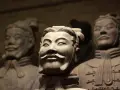 Visages des xian soldats en terre cuite, gardiens silencieux d'un empire millénaire.