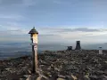 Szczyt Babiej Góry z drogowskazem i kamiennymi kopcami. Widok na Beskidy, jakby z Krakowa.