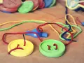 Zabawki sensoryczne dla 2 latka – jak wspierać rozwój dziecka?