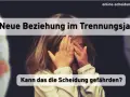 Ein Kind verdeckt die Augen, während Eltern im Hintergrund stehen. Text: "Neue Beziehung im Trennungsjahr - Kann das die Scheidung gefährden?