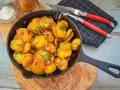 Goldbraune Bratkartoffeln mit Speck und Schnittlauch in der Pfanne. Perfekt als Beilage, denn dazu passt fast alles!
