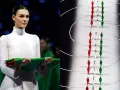 Vittoria Ceretti, con un abito bianco, tiene un fascio di bandiere tricolore. Sullo sfondo, atleti in fila con i colori italiani, un'evocazione della vittoria alle Olimpiadi.