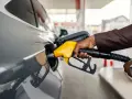 Tankowanie auta na Orlenie. Biznesowy kierowca korzysta z rabatu na paliwo, tankując swój samochód.