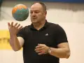 Rafał Malinowski, trener, rzuca piłką do ręcznej.