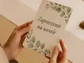 Eleganckie zaproszenie na wesele z motywem liści. Szukasz sposobu, jak sformułować zaproszenie na wesele bez dzieci bez urazy gości?