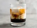 Warstwowy drink z likierem kawowym, śmietanką i lodem. Idealny na wieczorne chwile relaksu.