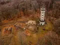 Gromnik wieża widokowa góruje nad ruinami zamku, otoczona jesiennym lasem.