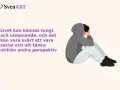 En person sitter hopkrupen, med händerna över huvudet, en bild som kan symbolisera emotionella stress symptom.