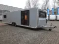 Nowy Adria Astella 904 HP, luksusowy caravan z panoramicznymi oknami i nowoczesnym designem, gotowy na podróże.