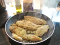 Pangasiusfiléer steks i en panna med sesamfrön och kryddor. Ett enkelt pangasius recept för en god middag.