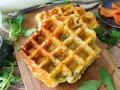 Gaufres salées dorées, garnies de poireaux et fromage, prêtes à être dégustées. Une recette facile pour un repas savoureux.