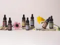 Flaconi di Fiori di Bach, tra cui Mimulus e Chicory, con fiori. Informazioni su rescue remedy controindicazioni.