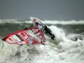 Windsurfing: Co to znaczy? Zacznij przygodę z deską i wiatrem!