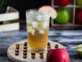 Orzeźwiający drink z jabłek, idealny na lato. Wypróbuj ten przepis na szarlotka drink!