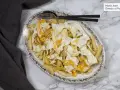 Plato de patatas fritas cubiertas con huevos rotos, con las yemas aún líquidas. Un clásico reconfortante.
