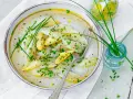 Spargel mal anders: zarte weiße Spargelstücke in einer cremigen Sauce, garniert mit Schnittlauch und Pfeffer. Ein leichter Genuss.