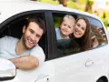 Famiglia felice in auto, un nuovo inizio dopo il passaggio di proprietà auto tra familiari.