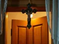Krzyż nad drzwiami: symbolika, tradycja i praktyczny poradnik