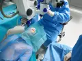 In sala operatoria, un occhio è pronto per l'intervento di cataratta. La durata dell'intervento è breve, circa 15-30 minuti per occhio.
