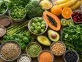 Assortiment de fruits et légumes frais, œufs, graines et légumineuses. Un festin coloré qui met en avant le bienfait de l'acide folique pour la santé.
