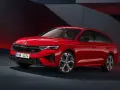 Czerwona Skoda Octavia RS kombi prezentuje sportowy design. Sprawdź aktualną skoda octavia cena i wyposażenie.
