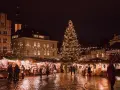 Jarmark bożonarodzeniowy z choinką i ludźmi. Idealne miejsce, gdzie pojechać na święta bożego narodzenia w polsce.