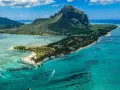 Widok na Le Morne Brabant, Mauritius. Czy warto tu przyjechać? Turkusowa woda, plaże i góry zachwycają.