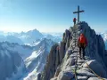 Wielki Giewont wita wspinaczy. Dwóch turystów pokonuje skalną grań z liną asekuracyjną, zmierzając ku szczytowi z krzyżem.