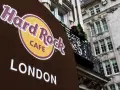 Das erste Hard Rock Cafe in London, mit seinem ikonischen Logo und der historischen Architektur im Hintergrund.